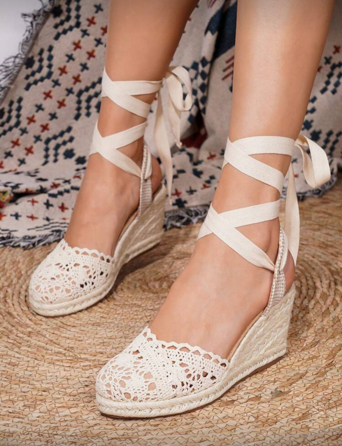 Calla | Beige Lace Medium Tie